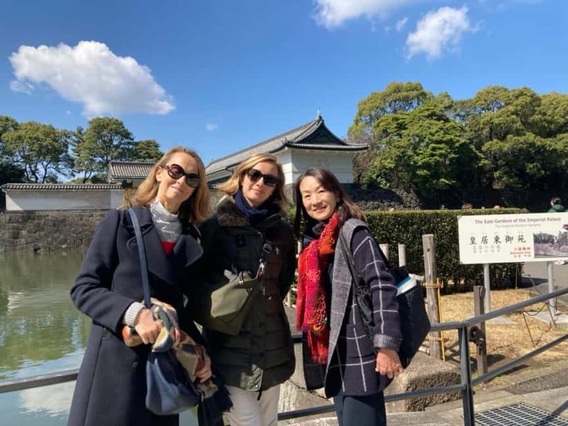 Tokyo: Pvt. Tour - Edo Castle & Imperial Palace East Gardens - Starting at the gate and entering the palace grounds