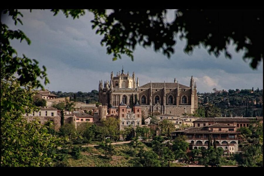 Toledo: Monumentos esenciales: Alcazar, Catedral, Sinagoga - San Juan de los Reyes and its strange gargoyles
