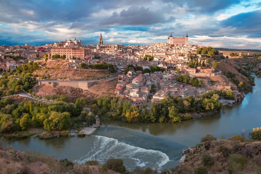 Toledo: Monumentos esenciales: Alcazar, Catedral, Sinagoga - Old prison, sword shops, and marzipan