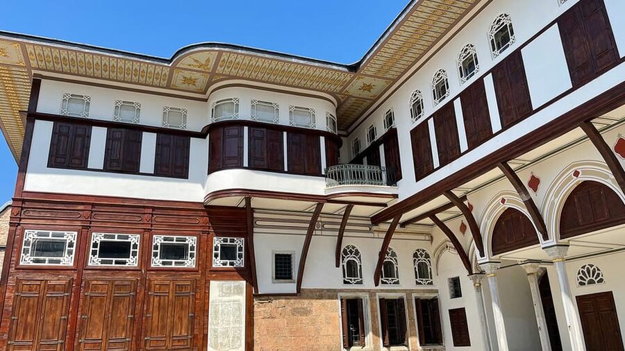 Topkapi Palace and Harem Skip-the-Line-Tickets & Audio Guide - Meeting your host near the main gate
