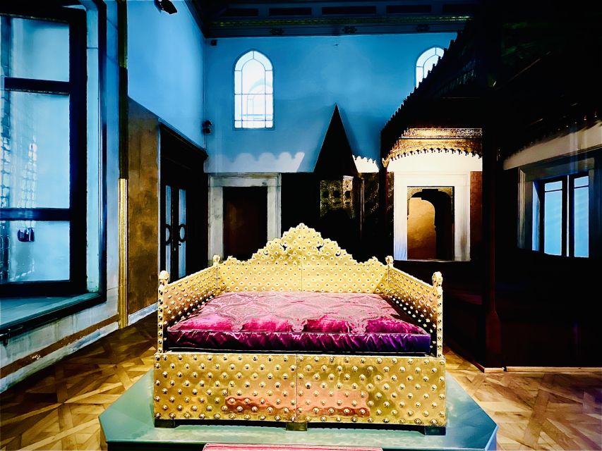 Topkapi Palace&Harem-Guided Tour-Skip lines- All tickets inc - The third courtyard: education, treasure, and sacred objects
