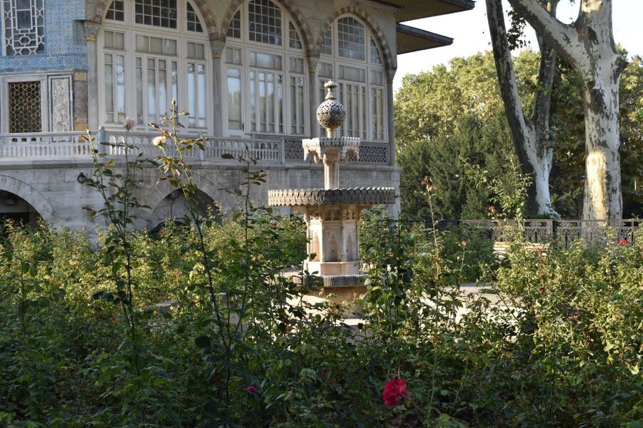 Topkapi Palace Tour: Scenes of the Ottoman Empire - Entering the courtyards of the Ottoman court