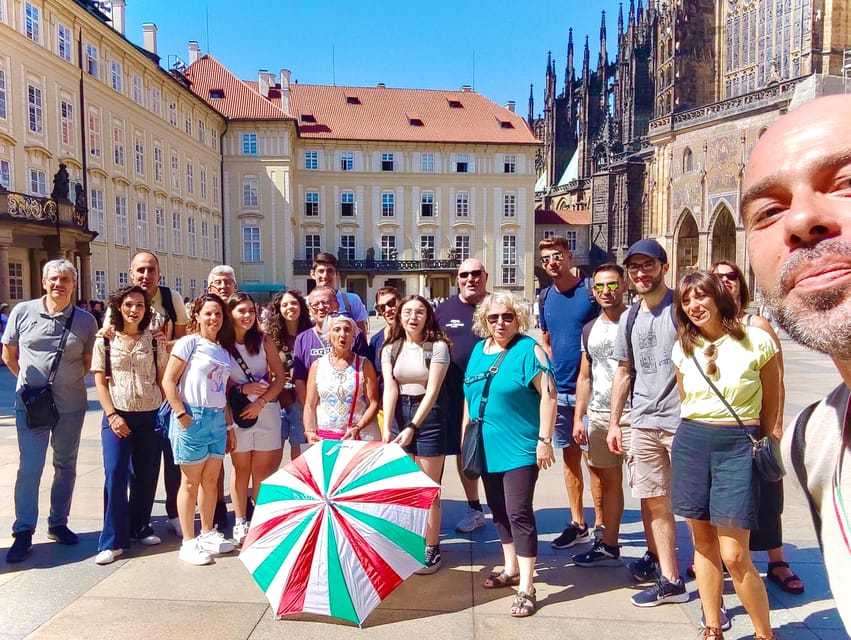 Tour of Prague Castle in italian language ticket included - The changing of the guard and the rhythm of the visit