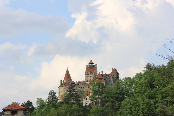 Tour of the 3 Castles: Bran, Rasnov and Peles in Spanish (native Spanish guide). - Three castles, three very different stories