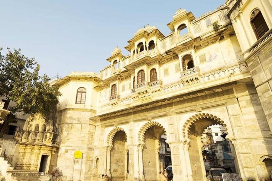 Udaipur: City Palace Museum Tour and Lake Pichola Boat Tour - Entering Udaipur City Palace