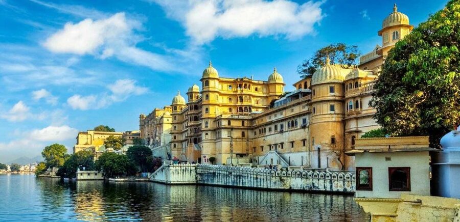 Udaipur: City Palace Museum Tour and Lake Pichola Boat Tour - Meeting your driver at the hotel