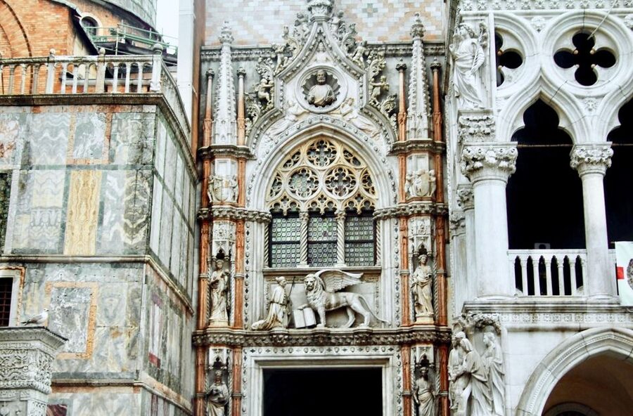 Venice: Basilica and Doge's Palace Tour with Gondola Ride - A 30-minute gondola route through Venice