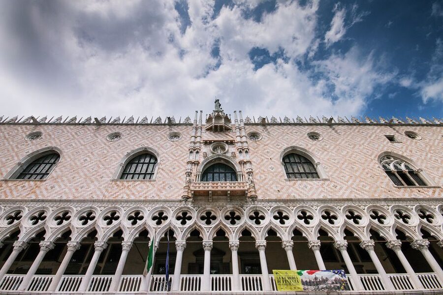 Venice: Doge's Palace and Basilica Tour with Gondola Ride - What the guide and headsets add
