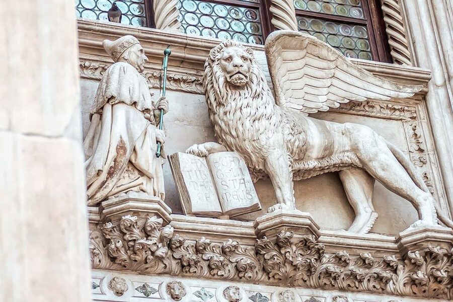 Venice: Doge's Palace and St. Mark's Basilica Tour - Crossing the Bridge of Sighs