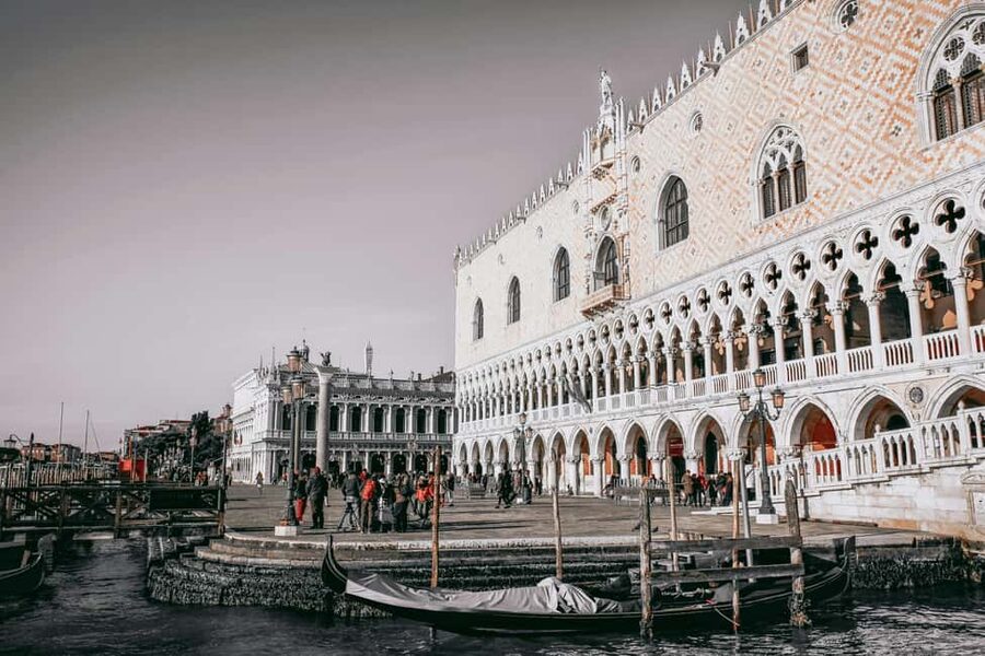 Venice: Doge's Palace, Bridge of Sighs, Prisons, Correr & Audio Guide - Crossing the Bridge of Sighs