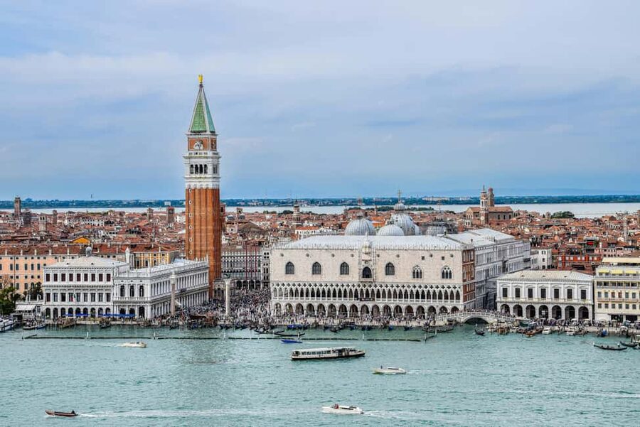 Venice: Doge's Palace, Bridge of Sighs, Prisons, Correr & Audio Guide - Entering Doge’s Palace through the priority door