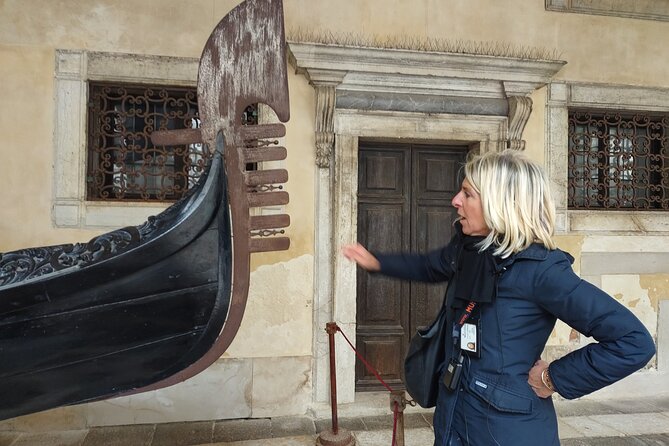 Venice: Doge's Palace Guided Tour With Tickets & Optional Gondola - Crossing the Bridge of Sighs