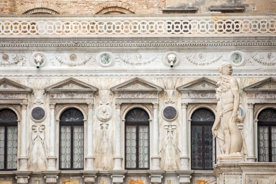 Venice: Doge's Palace Skip-the-Line Tour with Prisons - Meeting points, timing, and language choices
