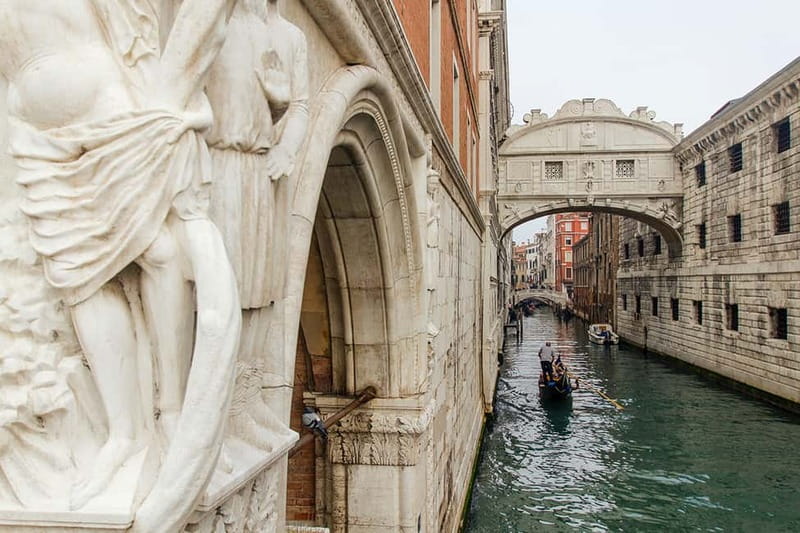 Venice: Doges Palace, Prison, and Secret Passageways Tour - Entering the secret prisons and offices
