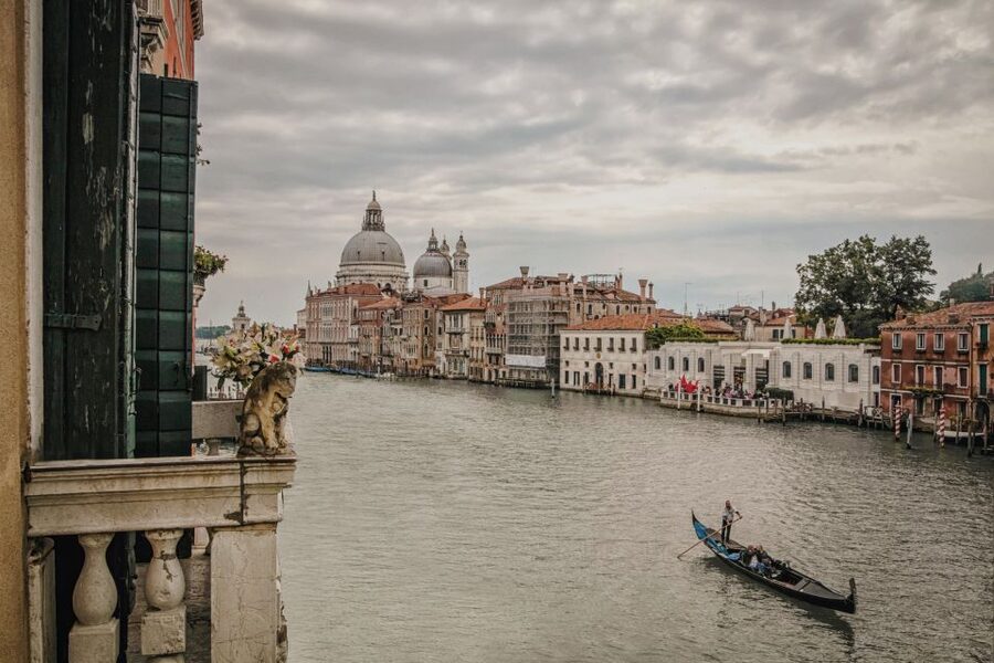 Venice: Gondola Ride and a Gala Dinner in a Venetian Palace - Aperitivo, Wine, and the Gala Dinner