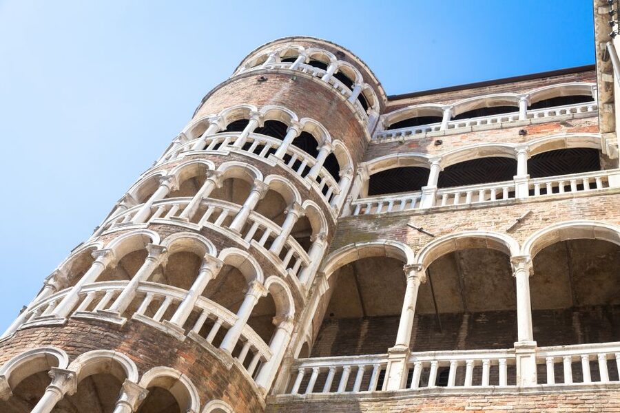 Venice: Palazzo Contarini del Bovolo Entrance Ticket - Reaching the upper arcade and the Venice view