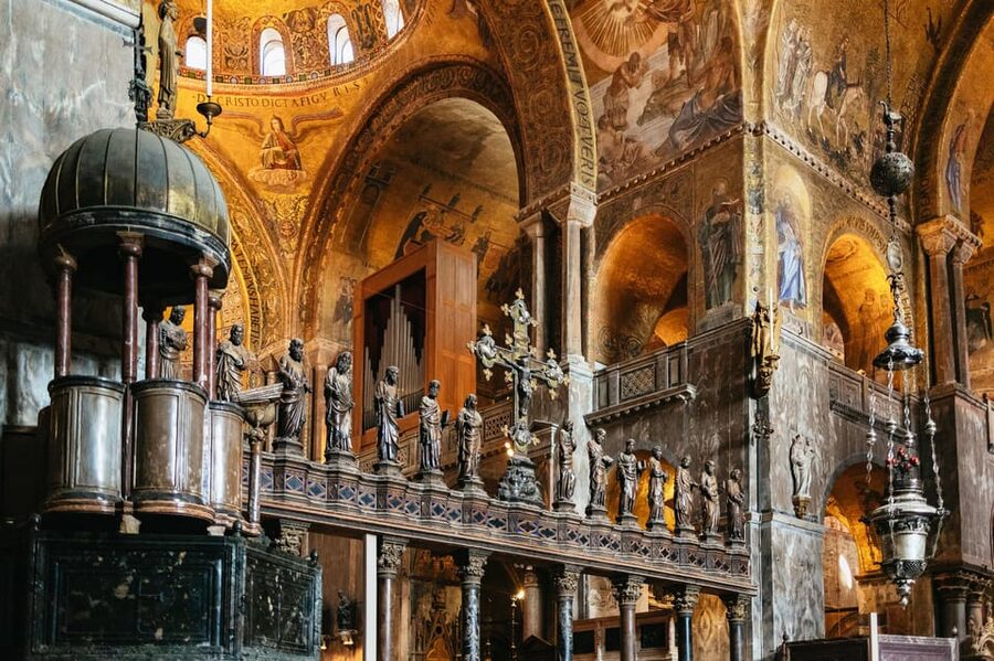 Venice: St. Mark's Basilica & Doge's Palace Tour with Ticket - Guide quality and the role of the headsets