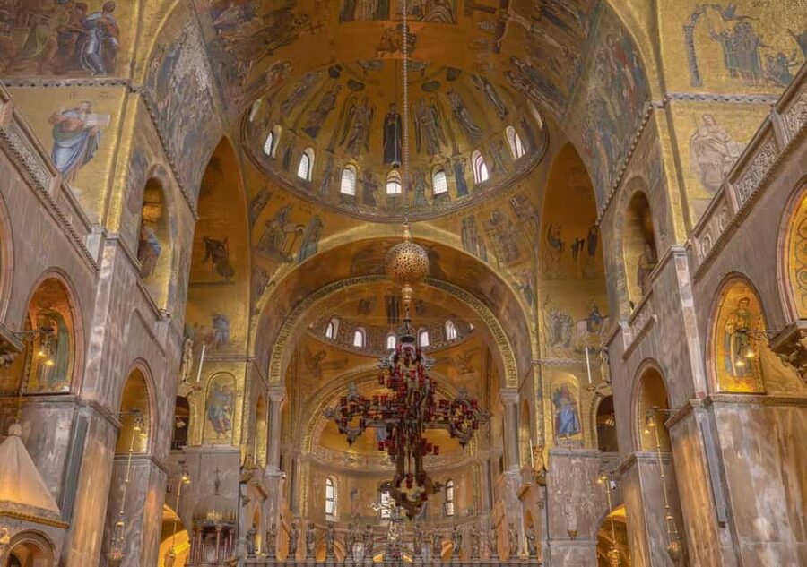 Venice: St Mark's, Doge's Palace, Murano & Burano Day Tour - Boat transfers turn a difficult day into a workable one