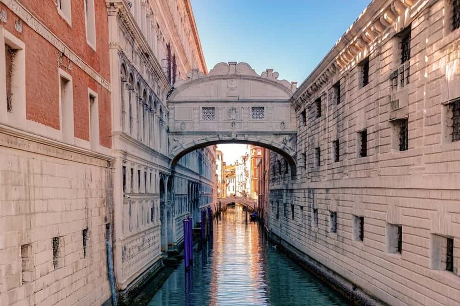 Venice: St. Mark's, Doge's Palace, Rialto, and Gondola Tour - The 30-minute shared gondola ride