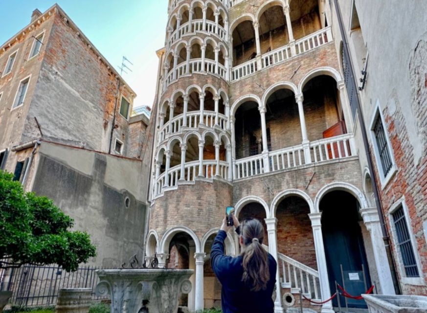 Venice: St. Mark's, Doge's Palace, Rialto, and Gondola Tour - What the guides add