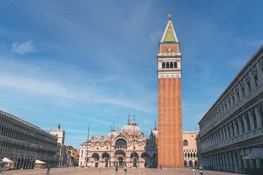 Venice: St. Mark's, Doge's Palace, Rialto, and Gondola Tour - Walking, stairs, clothing, and timing