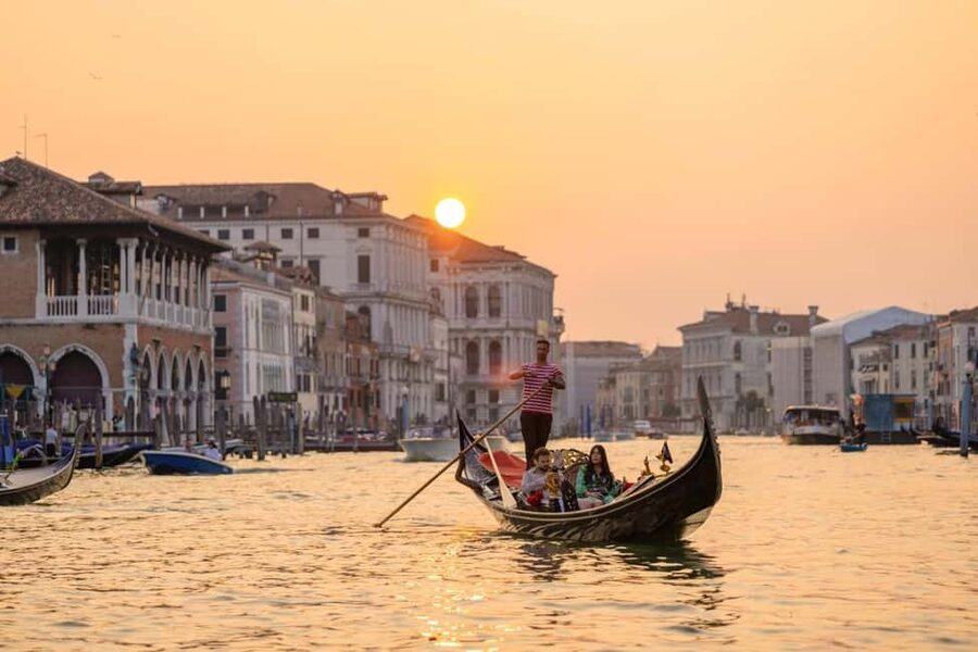 Venice: St. Mark's, Doge's Palace, Rialto, and Gondola Tour - Meeting your guide in St. Mark’s Square