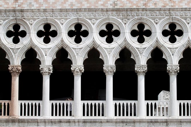 Venice Walking Tour plus Skip the Lines Doge's Palace and St Mark's Basilica Tours - Why skip-the-line access matters in Venice