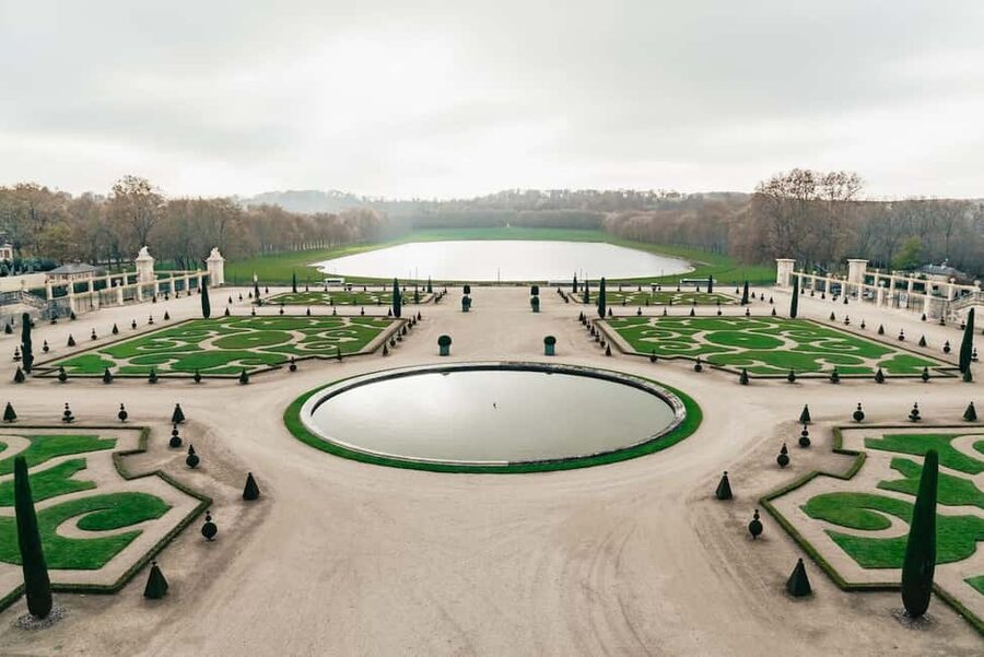 Versailles: Entry ticket & Private Apartments VIP Tour - Priority entry at the Ailes des Ministres Nord