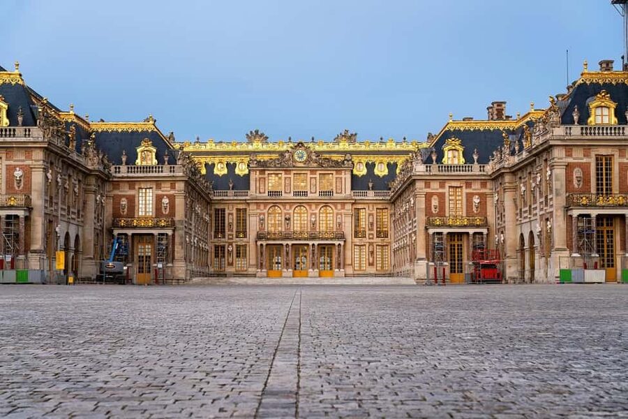 Versailles: Palace & Gardens Guided Tour with Entry Tickets - Meeting the guide at the Louis XIV statue
