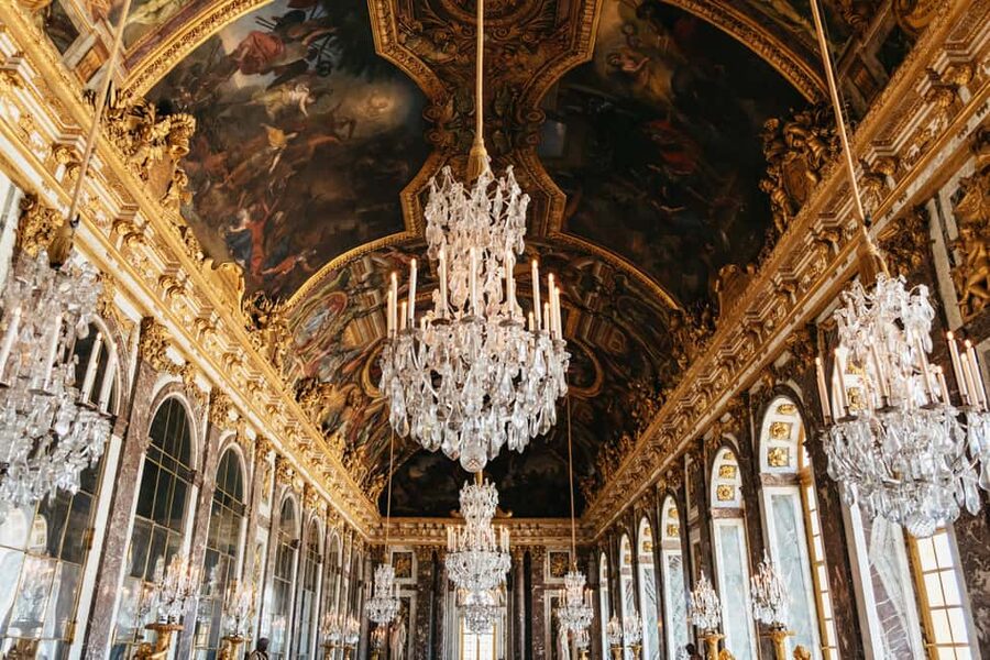 Versailles: Palace, Gardens & Queen’s Estate Guided Tour - A 90-minute lunch break inside the estate