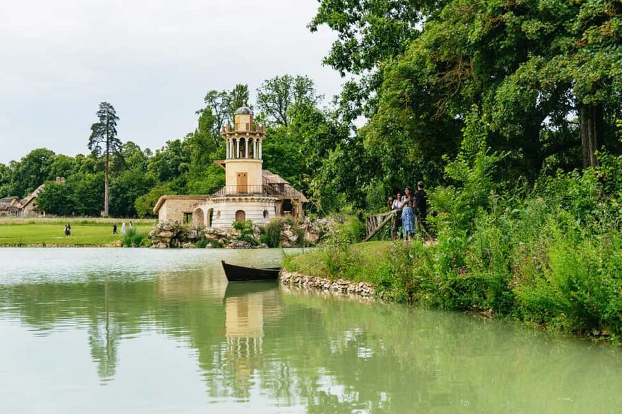 Versailles: Palace, Gardens & Queen’s Estate Guided Tour - The guides are the main reason to choose this format