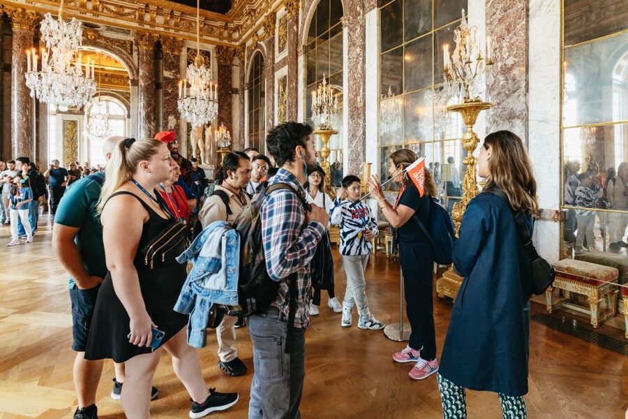 Versailles: Palace of Versailles Skip-the-Line Guided Tour - Meeting your guide and entering the château
