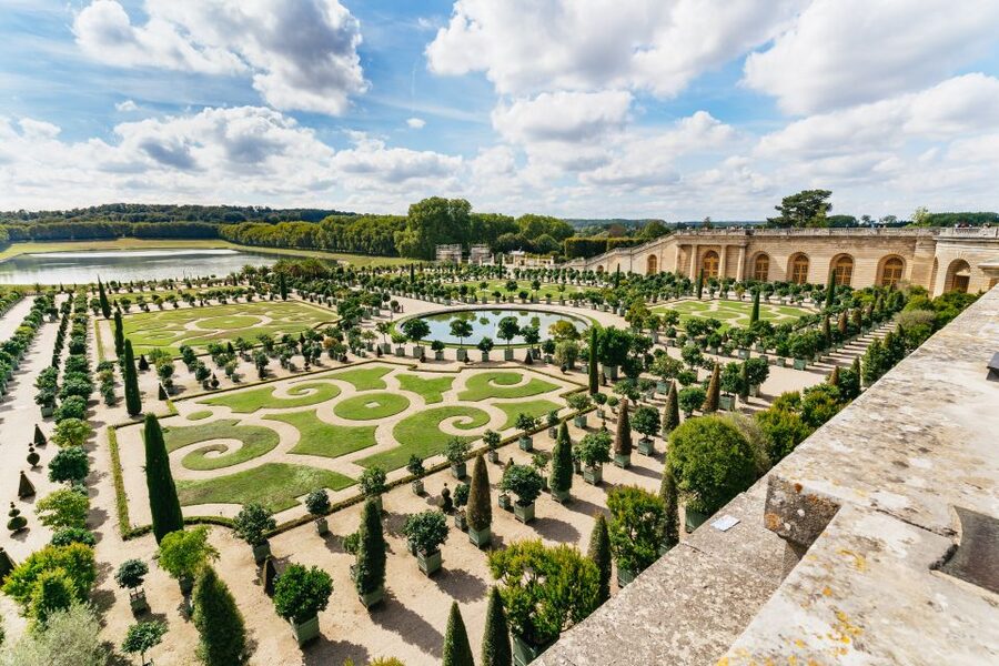 Versailles: Skip-the-Line Tour of Palace and Gardens Access - Why a guide helps inside Versailles