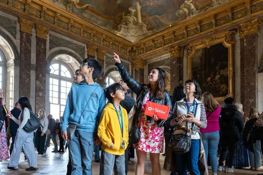 Versailles: Skip-the-Line Versailles Palace and Gardens Tour - Why a guide helps at Versailles
