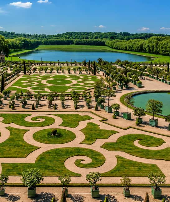 Versailles: Skip-the-Line Versailles Palace and Gardens Tour - Meeting at the Louis XIV statue