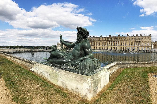 Versailles Small Group Guided Tour with Tranportation from Paris - One hour in the formal gardens