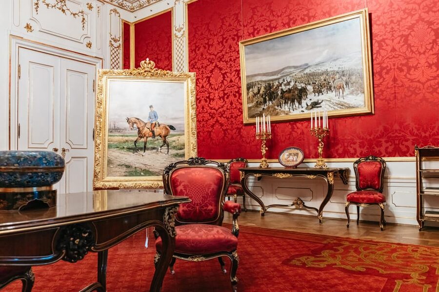 Vienna: Hofburg and Empress Sisi Museum Guided Tour - Crossing the Hofburg’s courtyards