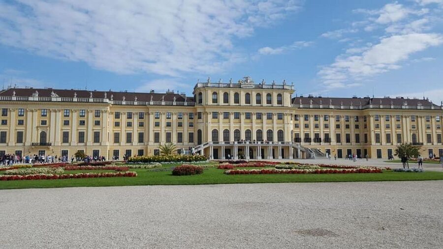 Vienna: Schönbrunn Palace & Christmas Market Walking Tour - The gardens add breathing room