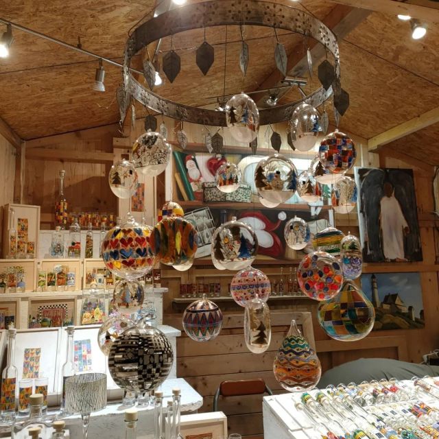 Vienna: Schönbrunn Palace & Christmas Market Walking Tour - Christmas lights and 80 wooden stalls