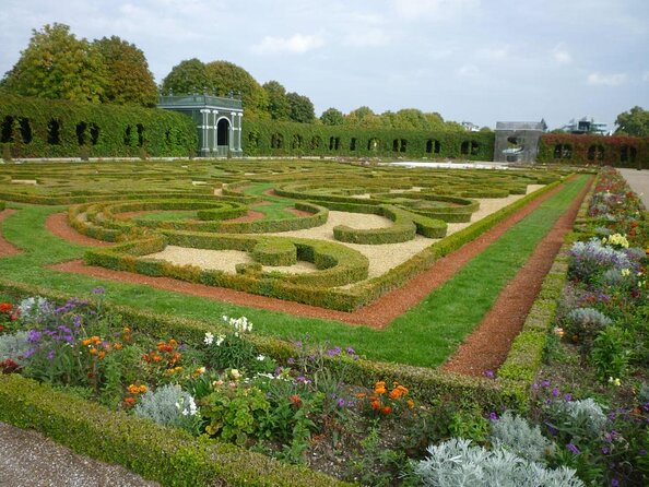 Vienna: Schönbrunn Palace Gardens Private Guided Tour - Choosing Between One Hour and Two
