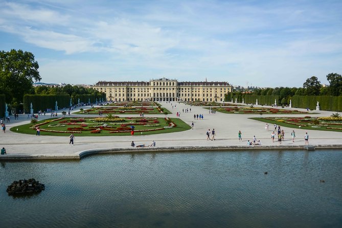 Vienna: Skip the Line Schönbrunn Palace and Gardens Guided Tour - What the two-hour format feels like