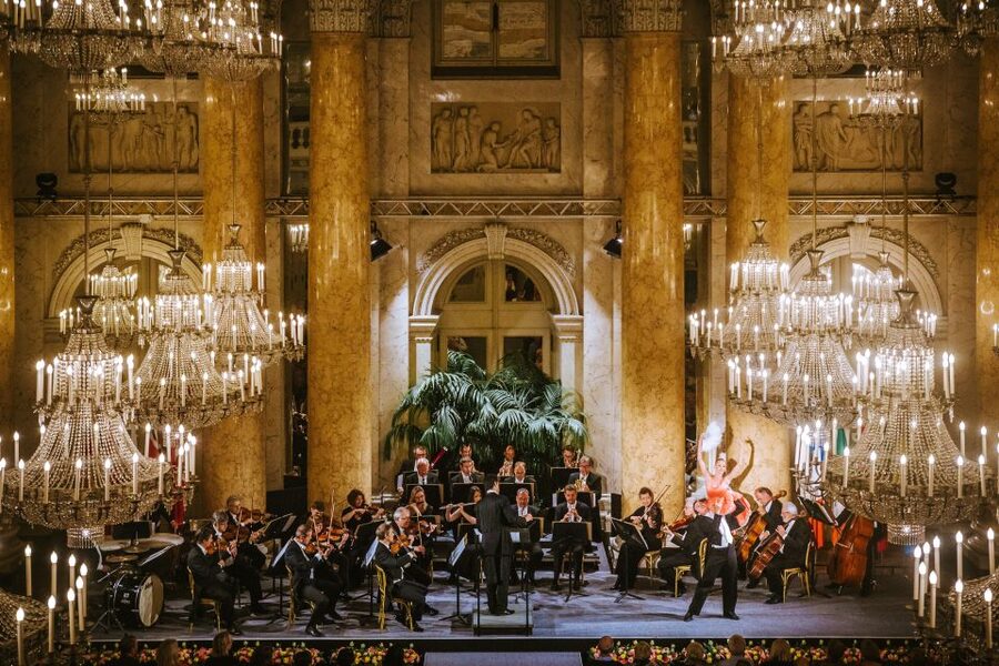 Vienna: Strauss and Mozart Concert at Hofburg Palace - Entering the Hofburg from Heldenplatz