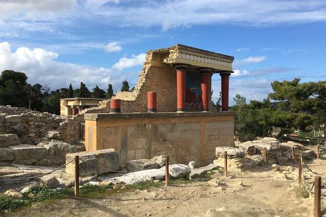 WeGuide Knossos palace - Walking through the Palace of Knossos
