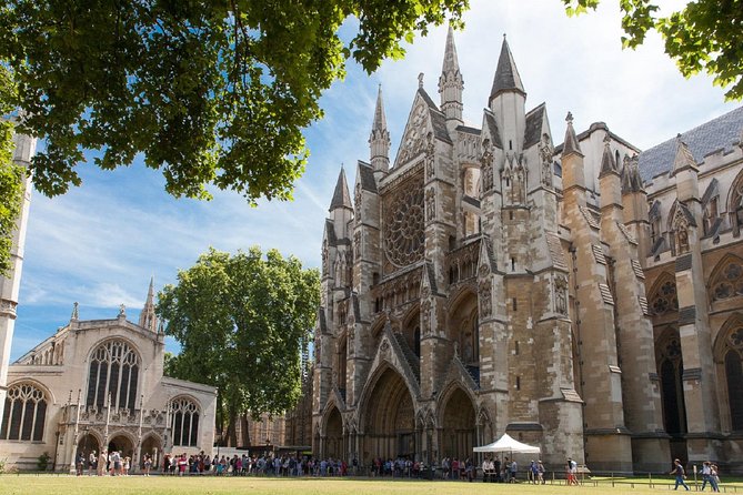 Westminster Abbey Priority Access & Big Ben, Buckingham Tour - Guides, headsets and the pace of the walk