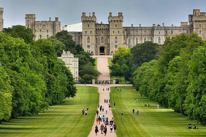 Windsor Castle Half Day Trip from London by Luxury Coach - The ride to Windsor with live commentary