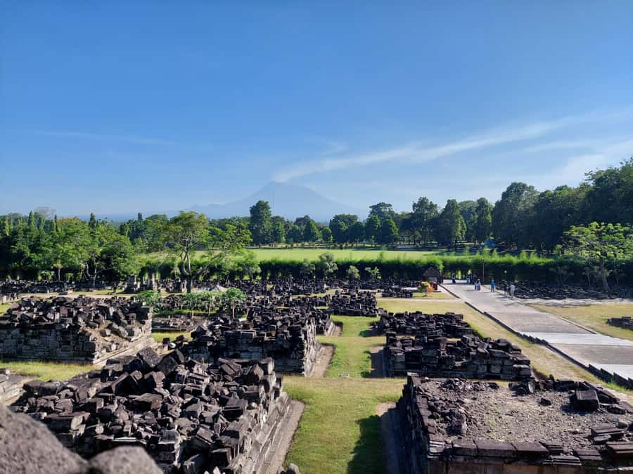 Yogyakarta: Prambanan Temple Morning Tour and Palace Tour - Taman Sari and the old royal pools