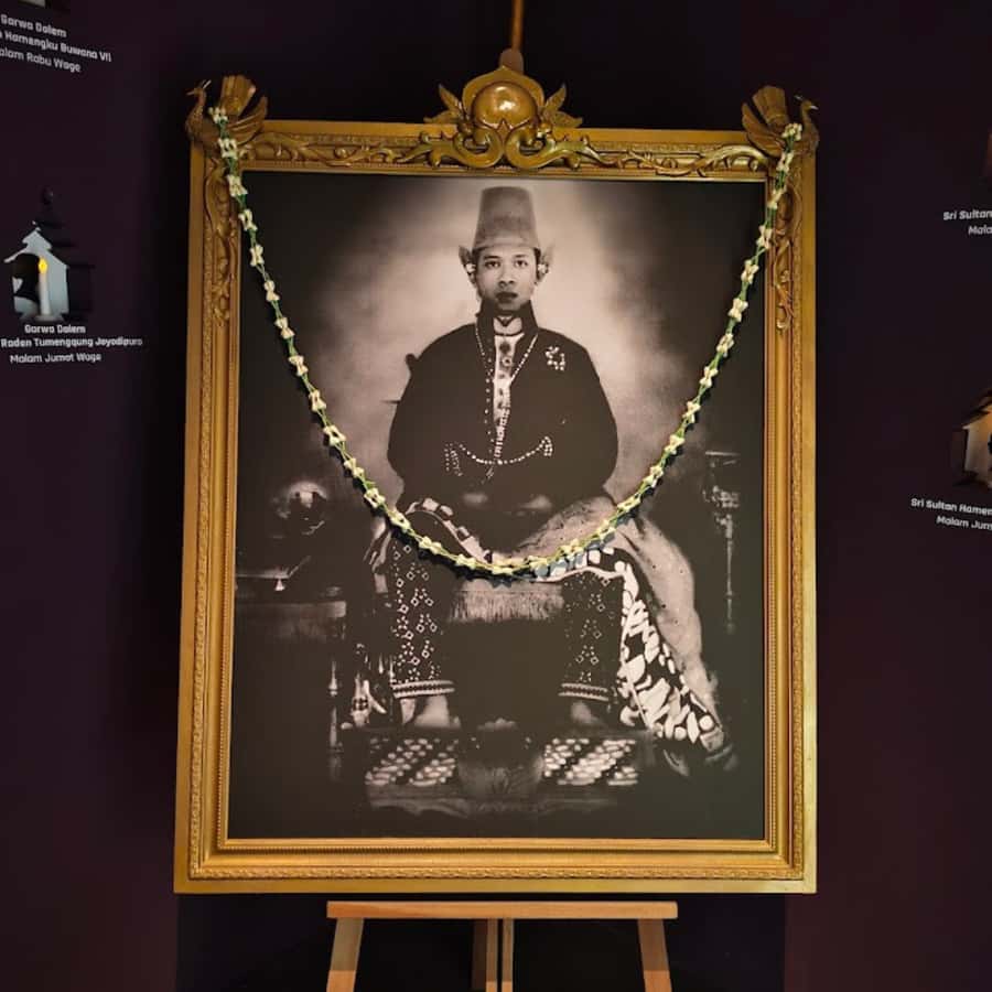 Yogyakarta: Yogyakarta Palace & Water Castle Guided Tour - The 15-minute walk through central Yogyakarta