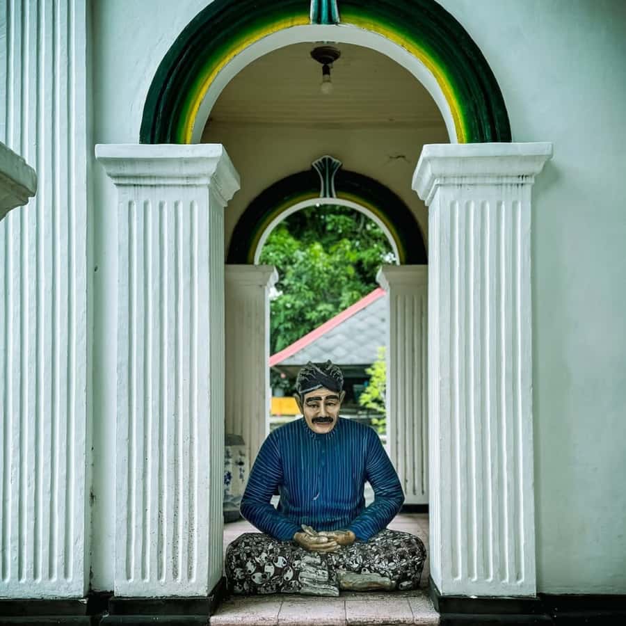 Yogyakarta: Yogyakarta Palace & Water Castle Guided Tour - Exploring Tamansari Water Castle