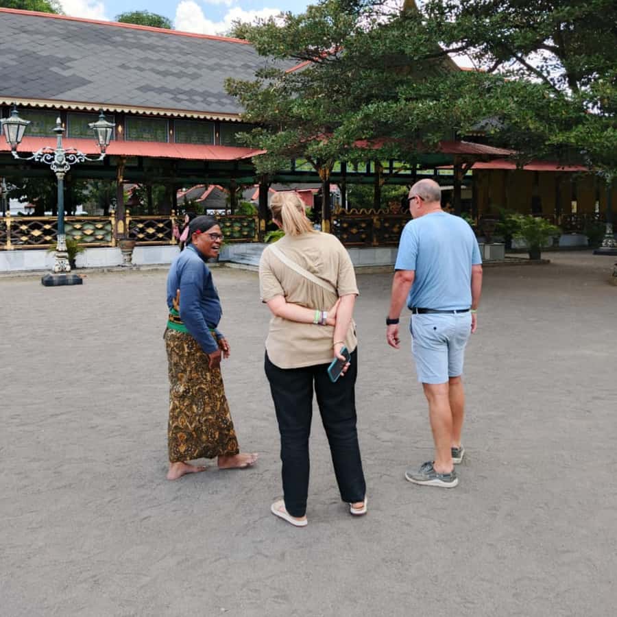 Yogyakarta: Yogyakarta Palace & Water Castle Guided Tour - The final 30 minutes near the visitor center
