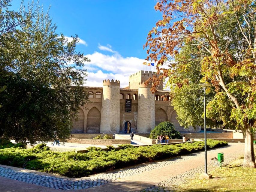 Zaragoza: Aljafería Palace guided tour in Spanish - Meeting the guide beside the castle entrance